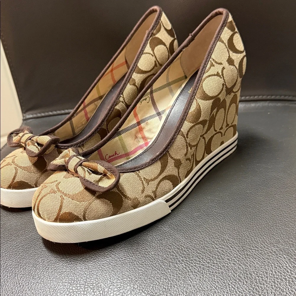 Coach Signature Sweetie Wedges - Tikonze Apapa Foundation - Picture 15 of 16